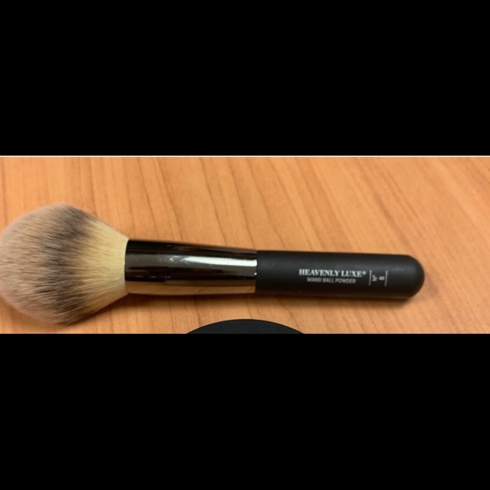 It cosmetics Heavenly wand ball powder brush